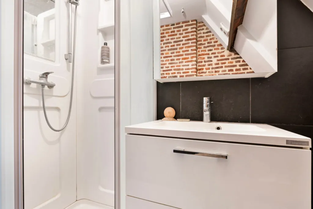 Salles de bain - Maisonnette Rénovée sur Site Patrimonial à Anderlecht
