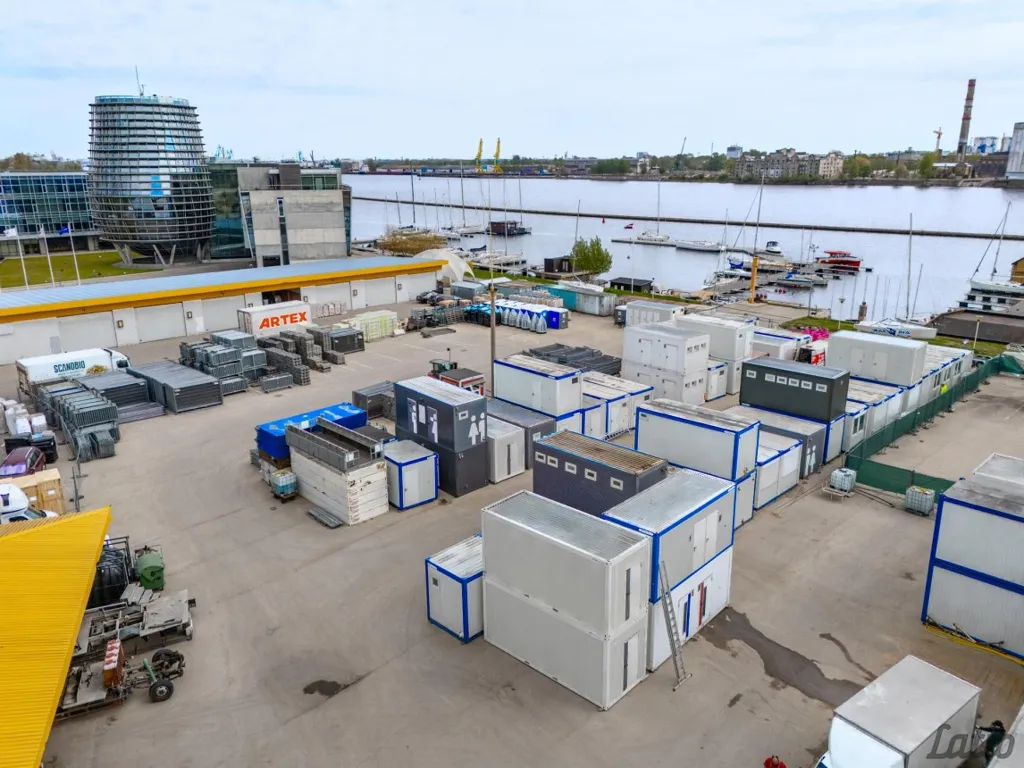 Välivaade - Commercial Space with Extensive Asfaltēta Area in Riga