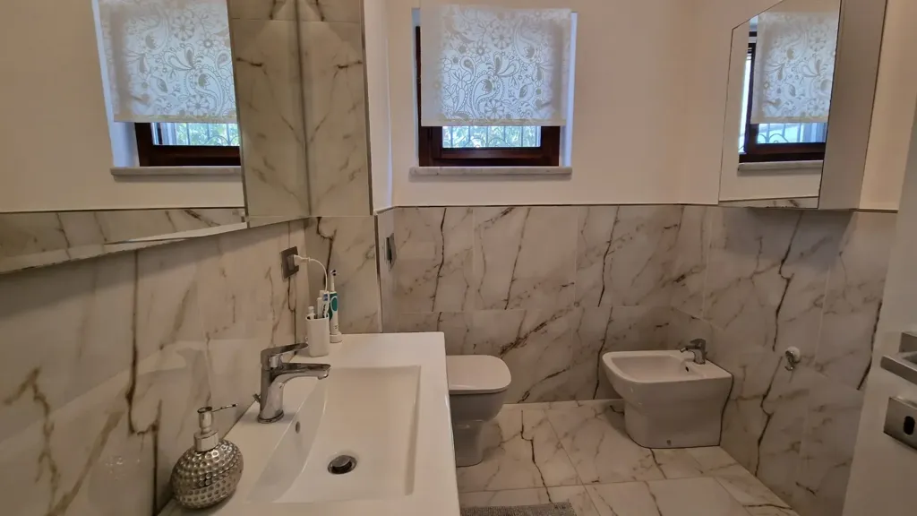 Salles de bain - Quadrilocale with Private Garden in Sarzana