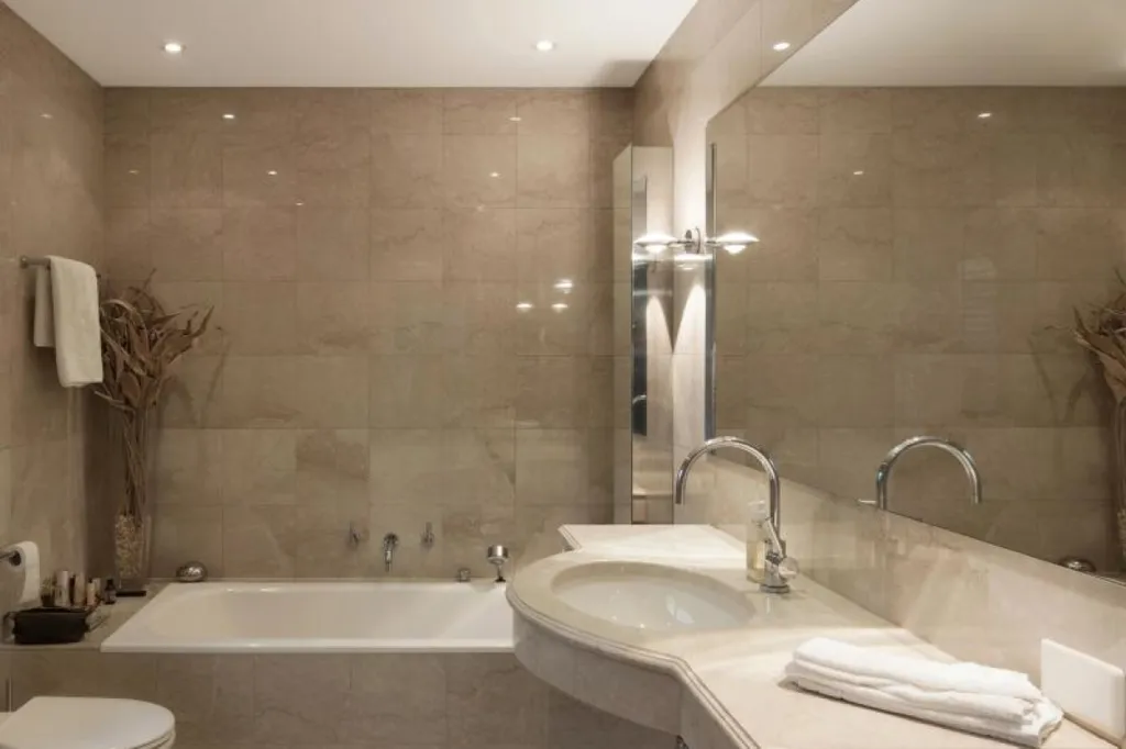 Bagni - 3-Bedroom Apartment with Balcony in Saint-Cloud