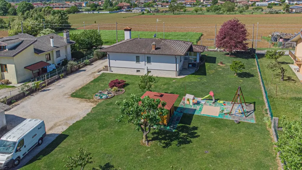 Õhuvaade - Villa with Garden in Gonars