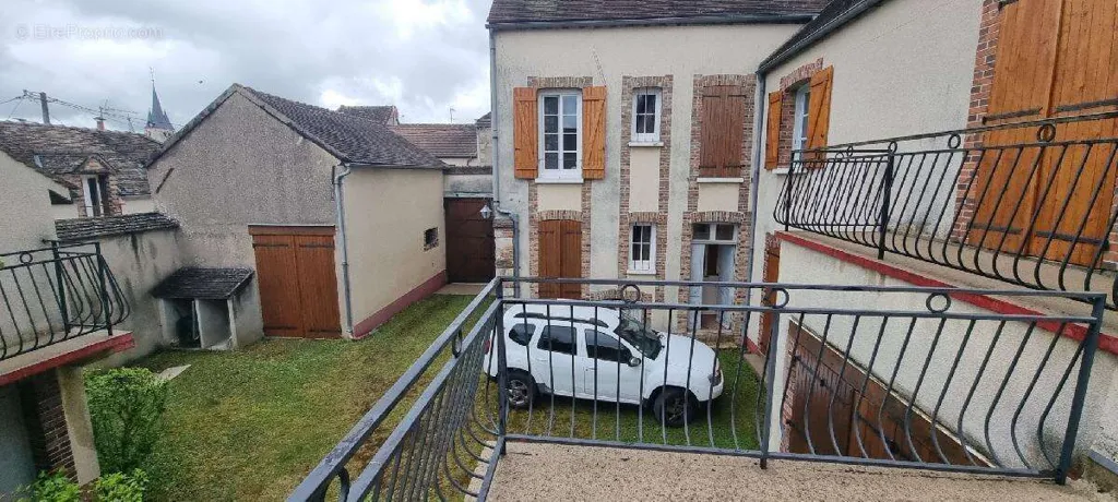 Balcon - Maison avec Terrasse et Garage à Pont-sur-Yonne