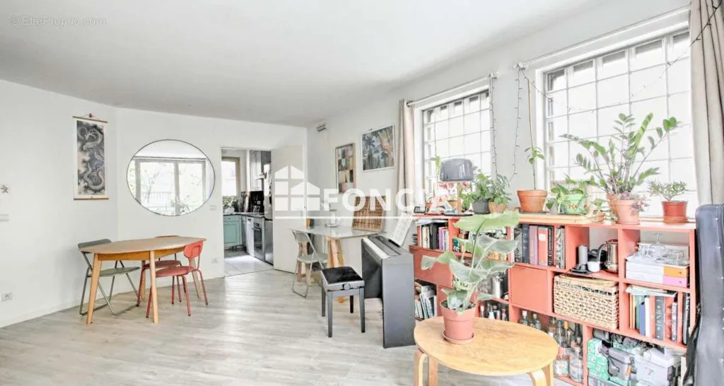 Séjour - Studio Transformable en 2P avec Balcon à Tram Jean Moulin