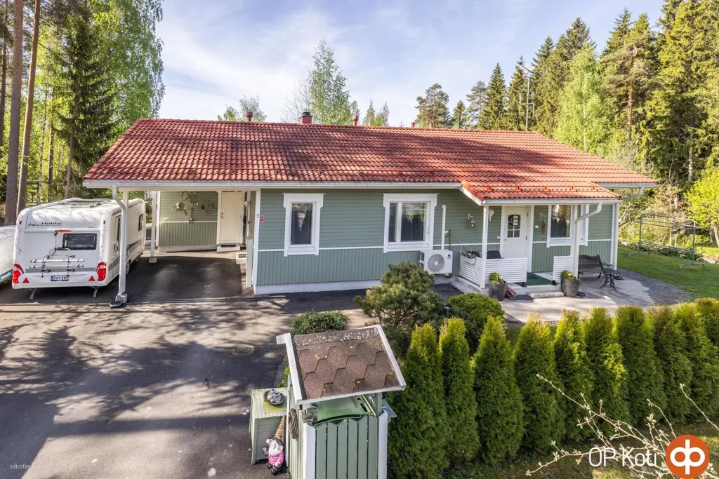 Vue aérienne - Detached House with Sauna on Large Plot in Suburb