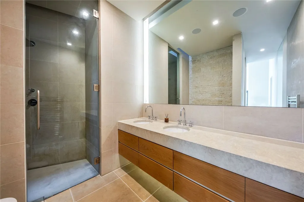 Bathrooms - 3-bedroom property in London