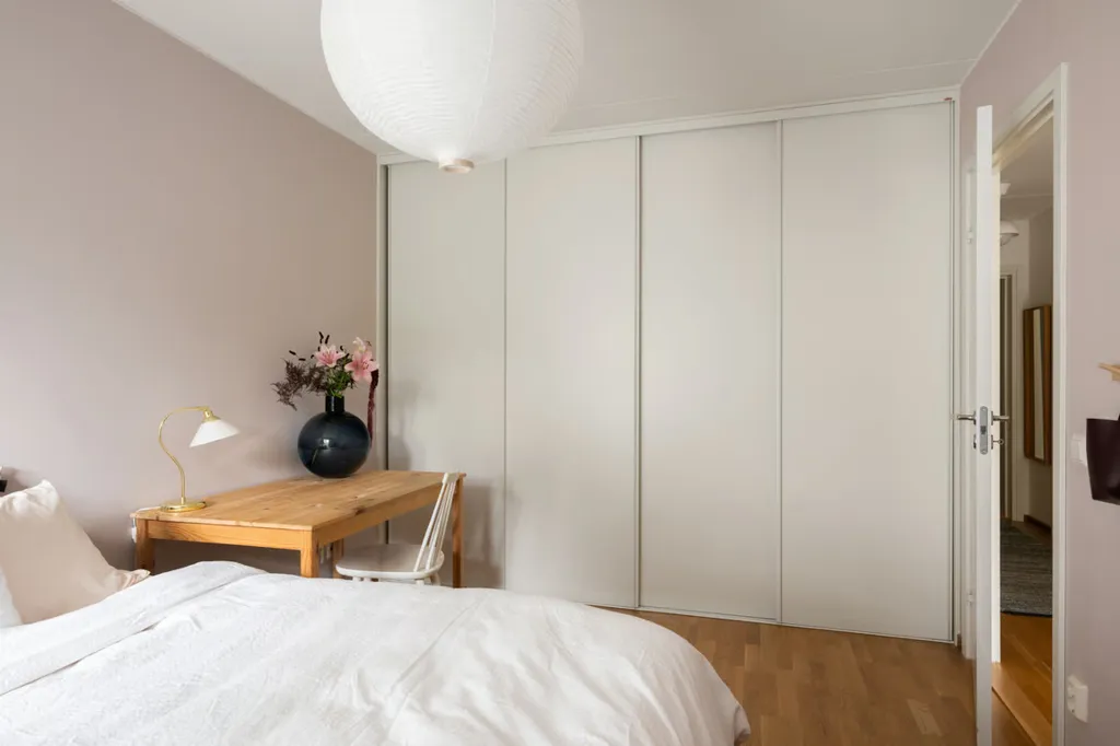 Magamistoad - Two-Bedroom Flat with South Balcony in Långbro Park