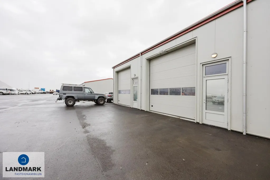 Välivaade - Modern Industrial Unit with Garden in Selfoss