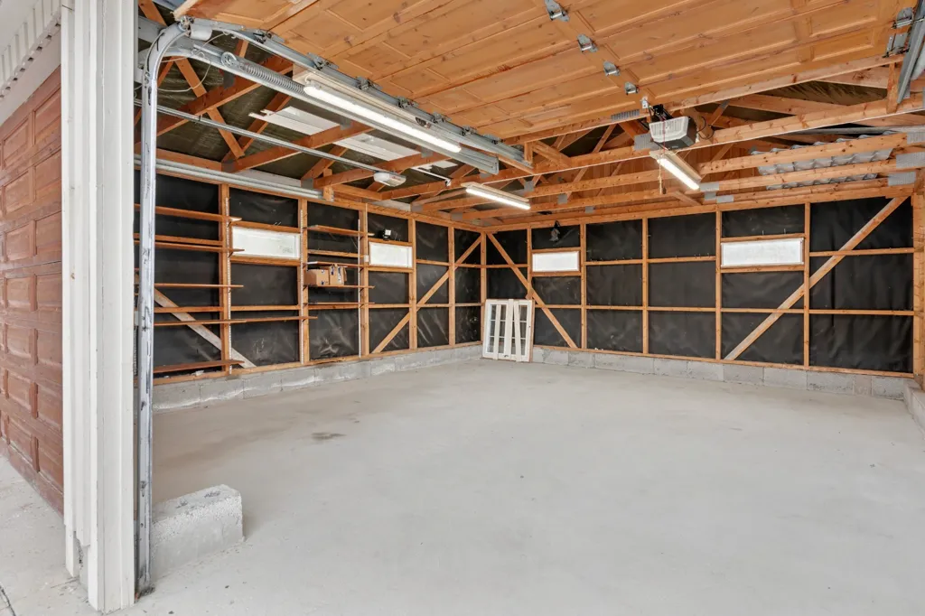 Garage - Detached House with Double Garage in Stavadalen