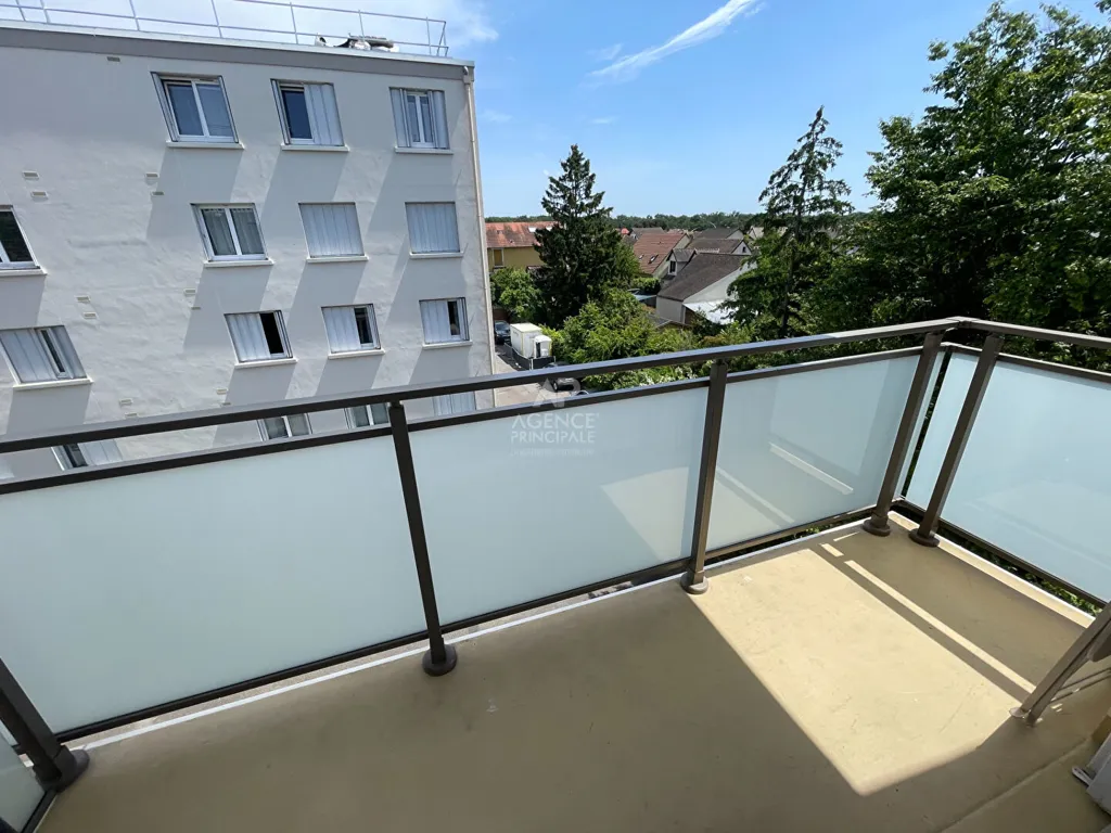 Rõdu - 3-Bedroom Flat with Balcony in Poissy