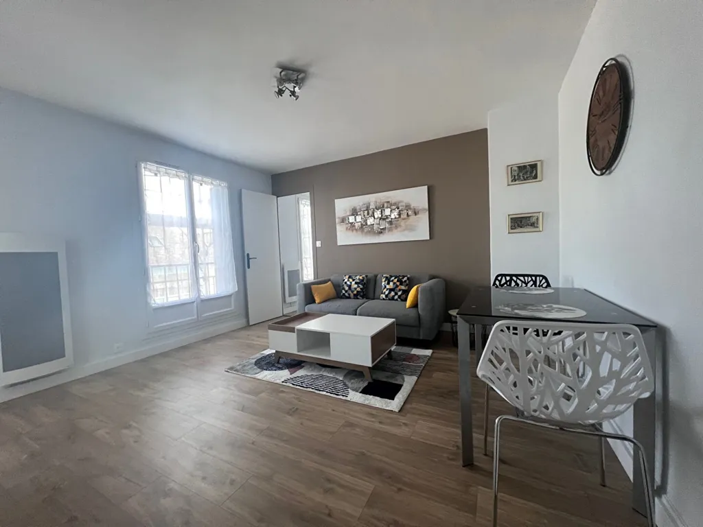Living Room - Renovated Meublé Flat in Saint-Nazaire