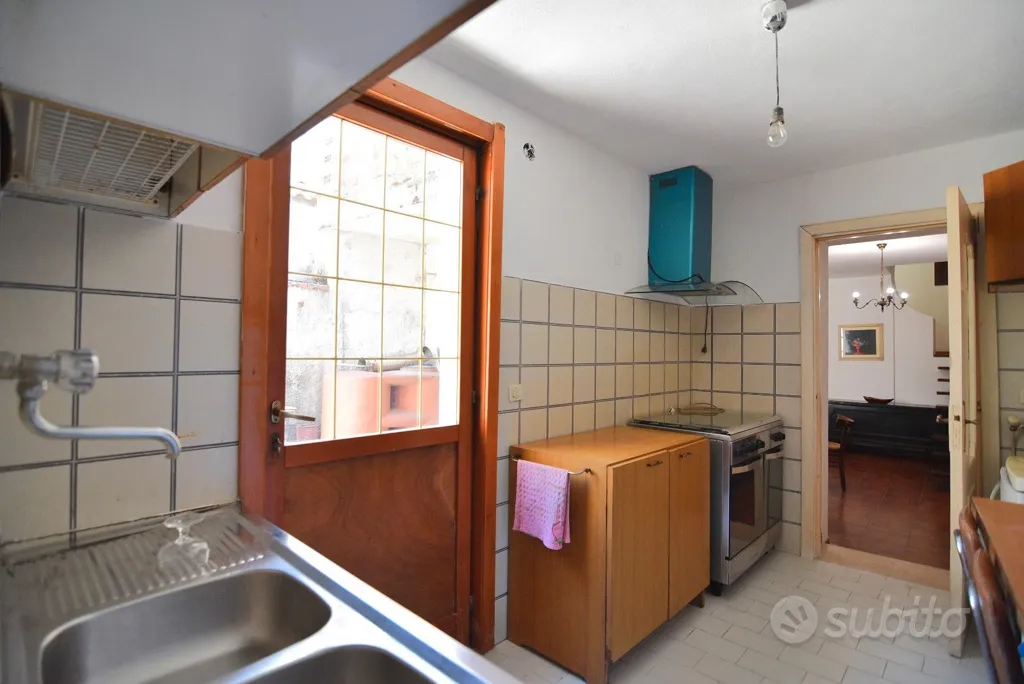 Kitchen - Detached House with Private Courtyard in Centre