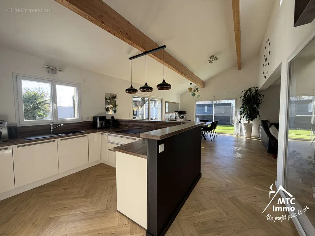 Cuisine - Maison Contemporaine avec Piscine et Entrepôt à Loyettes