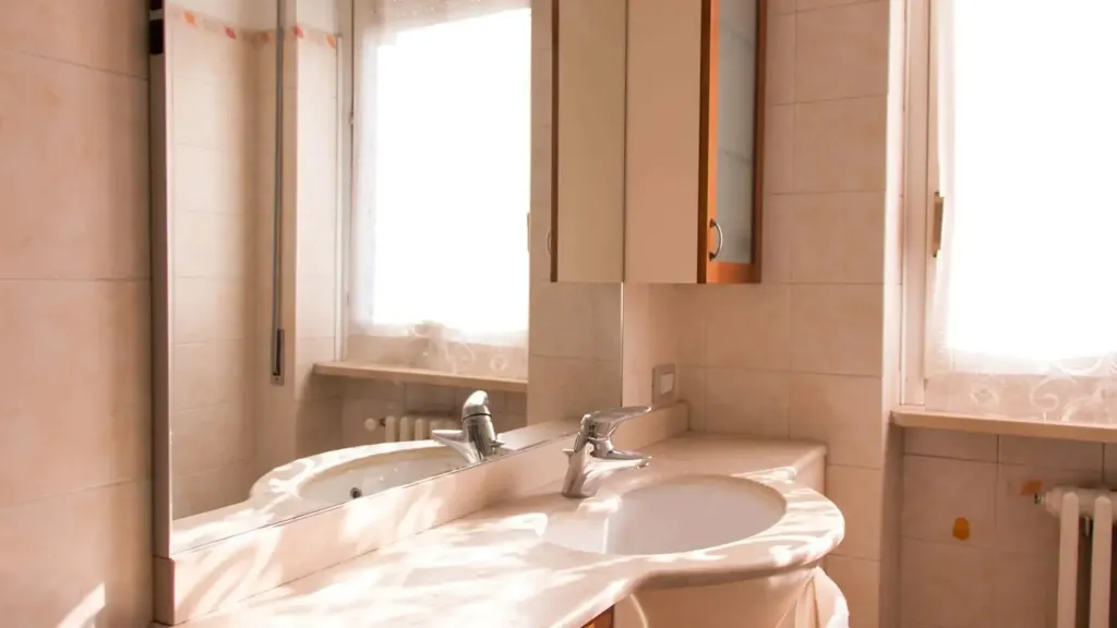 Salles de bain - Modern Studio with Balcony in Milan