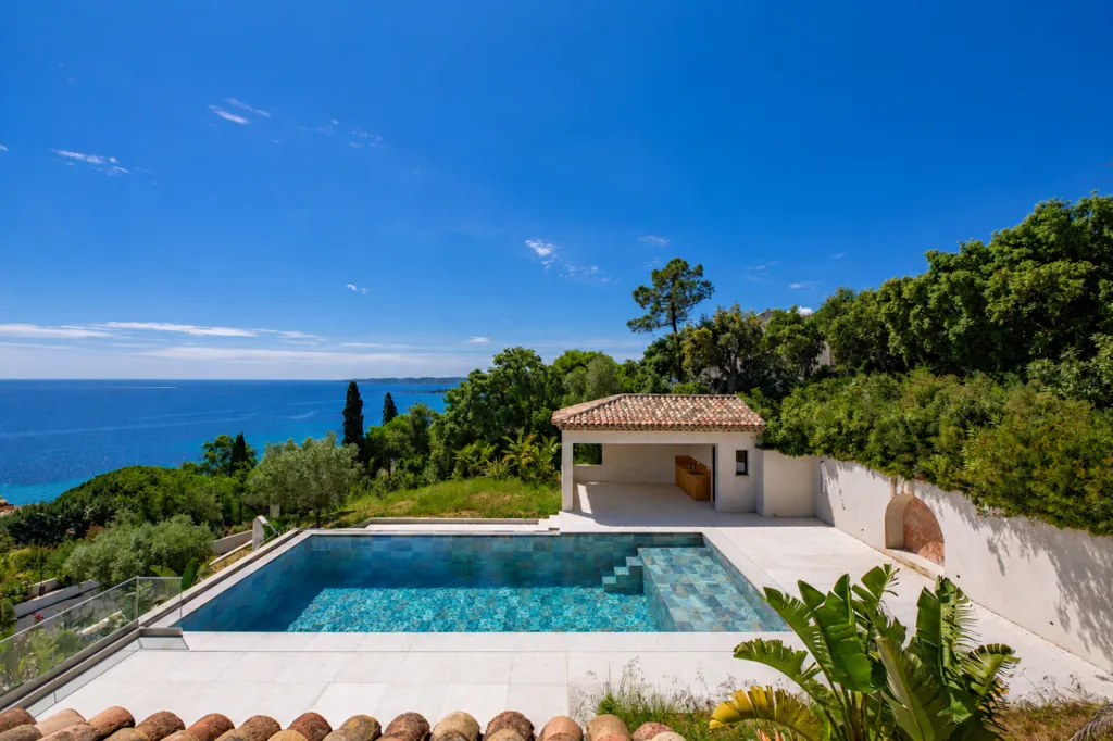 Piscine - Villa Contemporaine avec Vue Panoramique sur la Mer à Sainte-Maxime