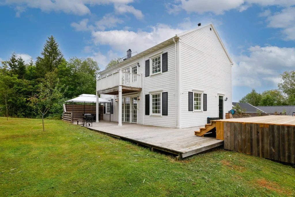 Aed - Allmogestyle Villa with Pool in Yxstabacken