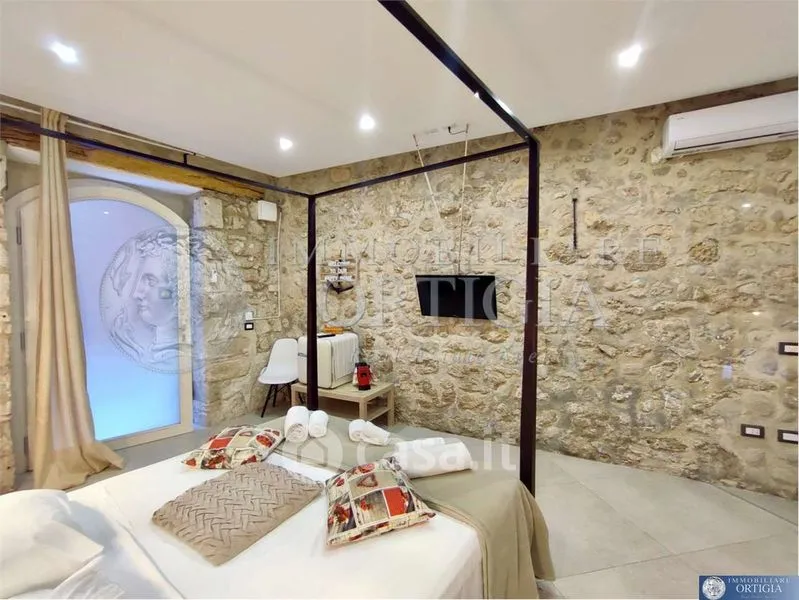 Chambres - Ground Floor Apartment with Arched Feature in Siracusa