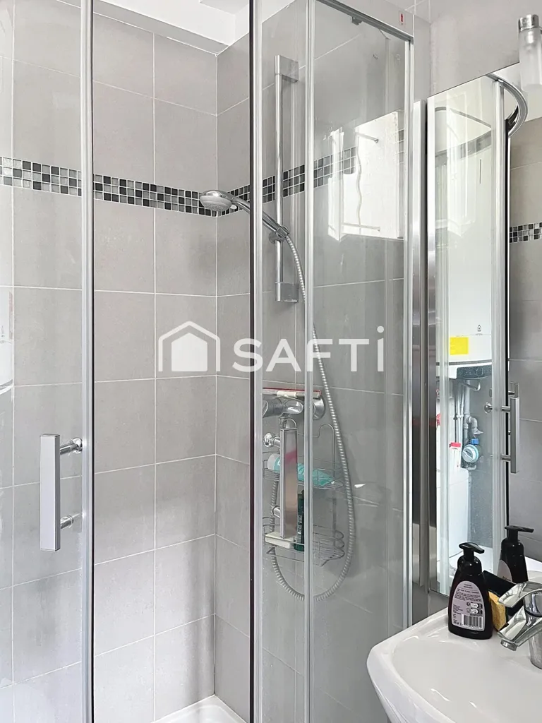 Bathrooms - Studio with Balcony in Paris 7th Arrondissement