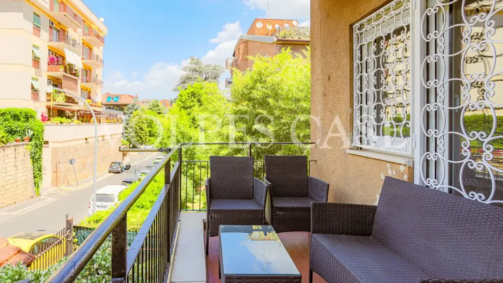 Balcon - Partially Furnished Flat with Balcony in Rome
