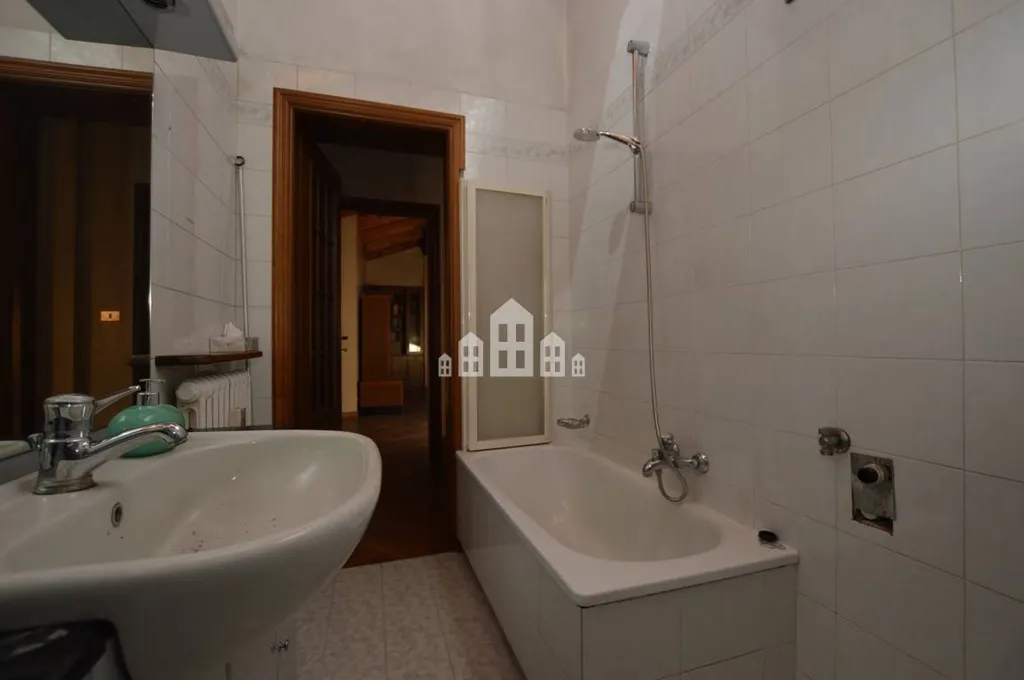Salles de bain - Historic Building with Central Location in Rivara