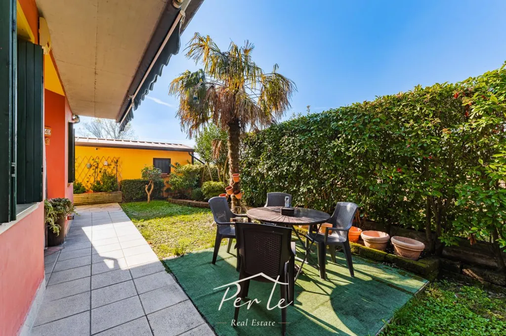Terrasse - Duplex with Garden and Pool in Borgo Mantovano
