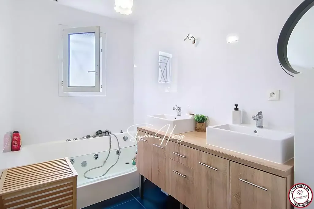 Bathrooms - Four-Bedroom House with Garden in Libourne