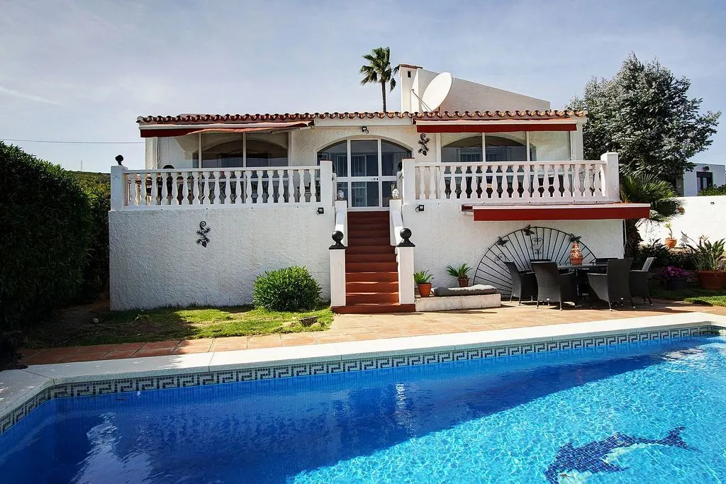 Piscine - Modern Villa with Pool in Torreguadiaro