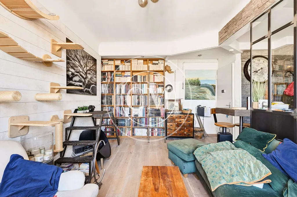 Séjour - Appartement Rénové avec Vue Panoramique à Issy-les-Moulineaux