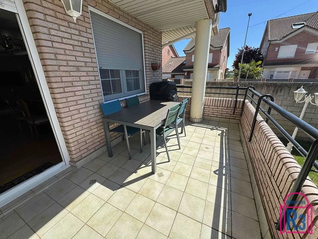 Terrass - Semi-detached House with Pool in Villaquilambre