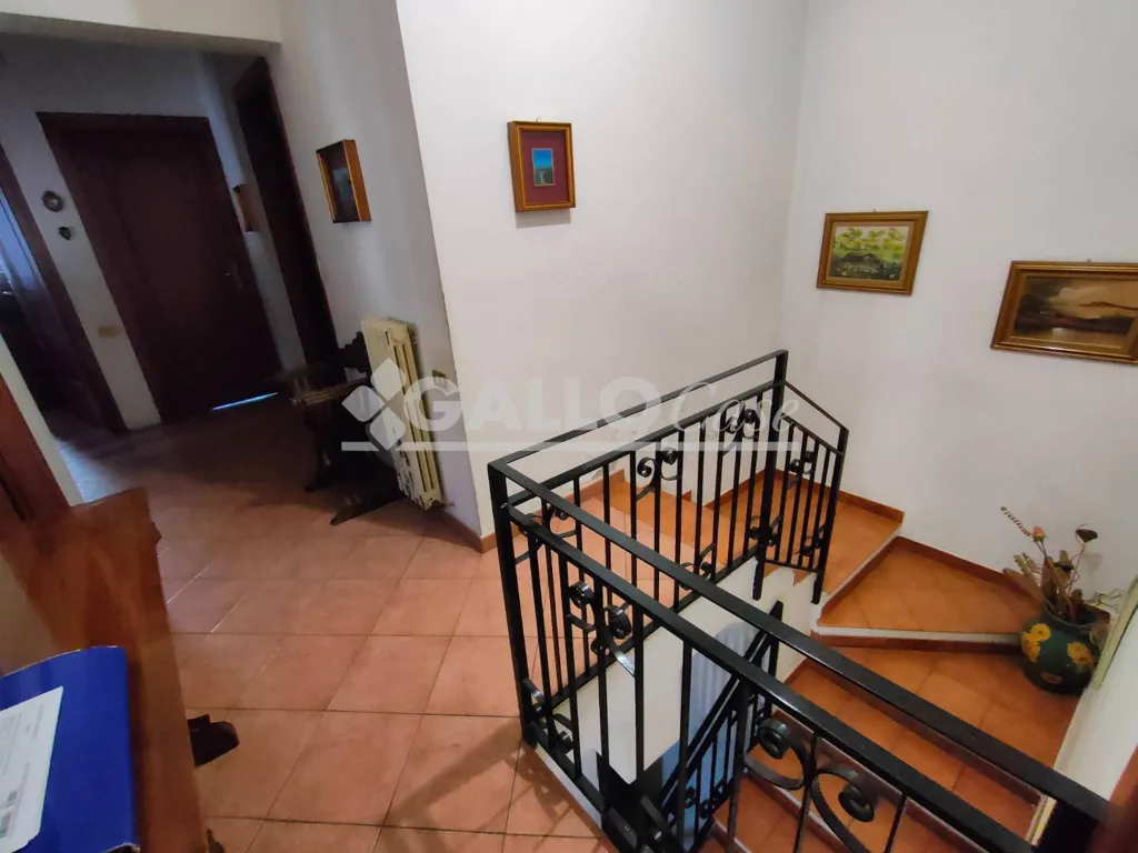 Pièces - Two-Level Villa with Courtyard in Castrolibero