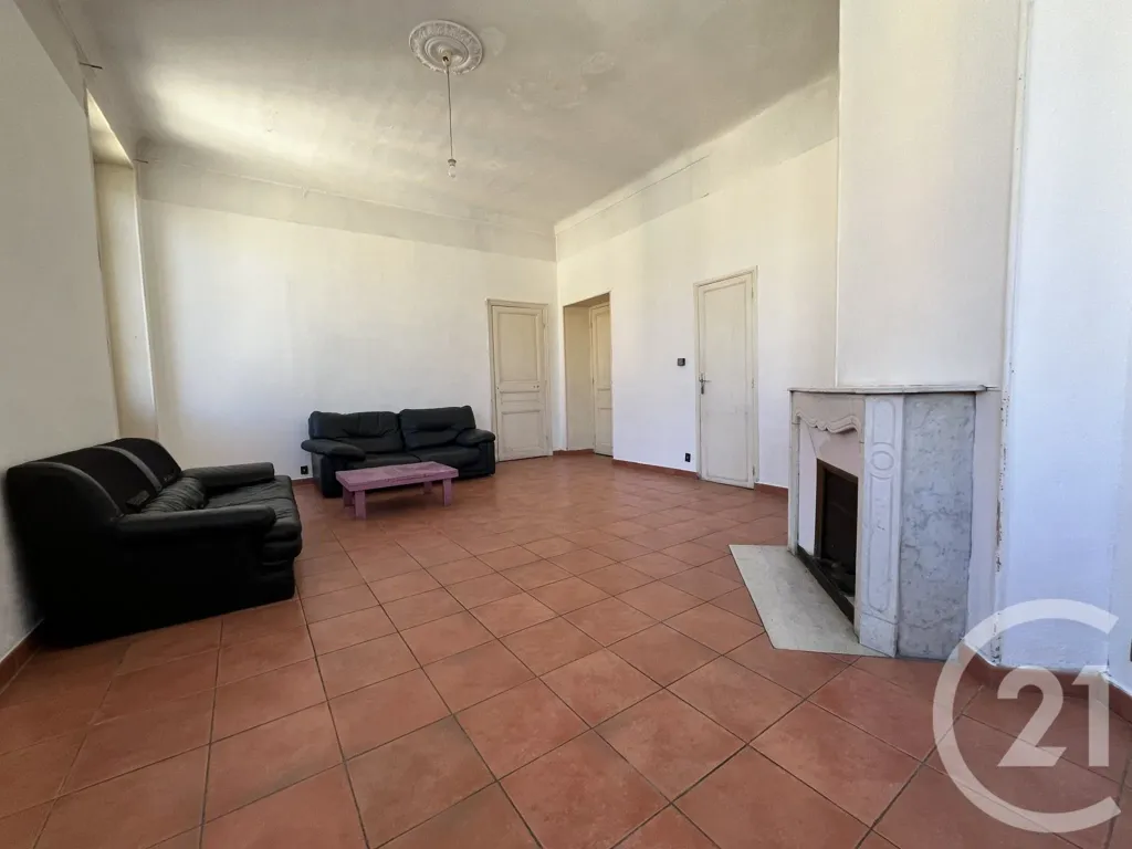 Elutuba - 4-Bedroom Apartment with High Ceilings in Nice