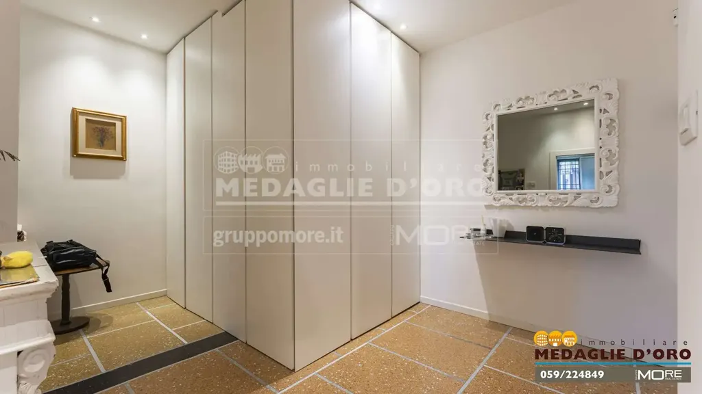 Esik - Rustic-Style Apartment with West-East Exposure in Modena