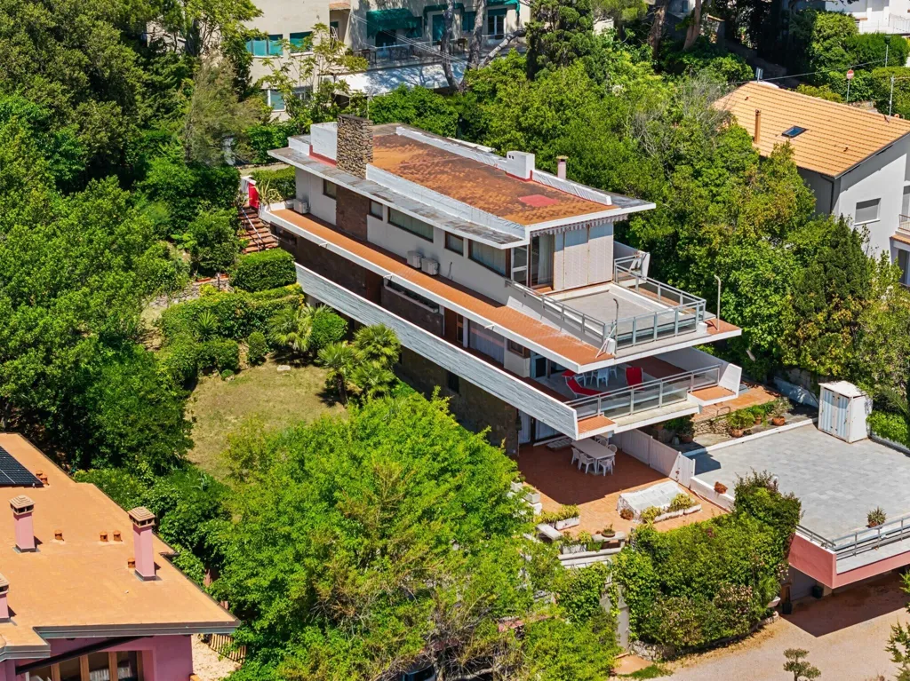 Vista aerea - Villa fronte mare con terrazze a Castiglioncello