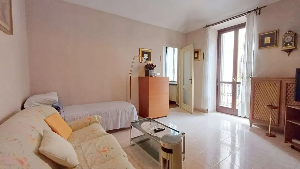 Séjour - 5-Bedroom Apartment with Balcony in Cirié
