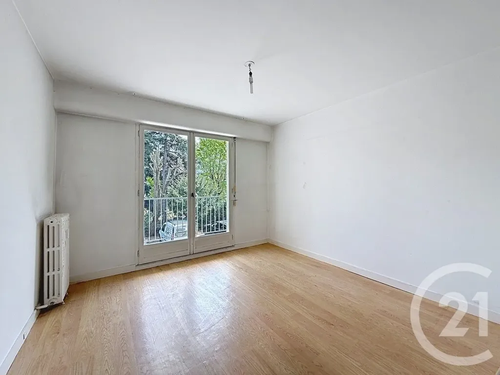 Pièces - Appartement Traversant avec Balcon à Nanterre