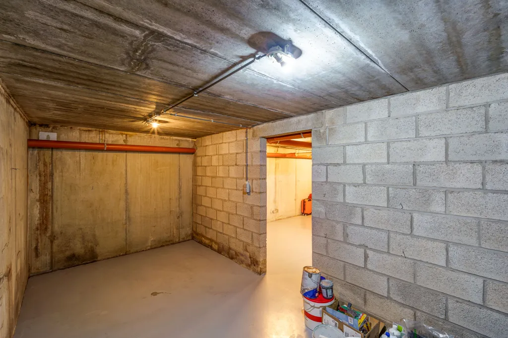 Garage - Villa with Extensive Kellergeschoof in Putte