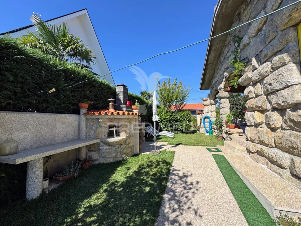 Garden - Detached House with Solar Exposure in Guimarães