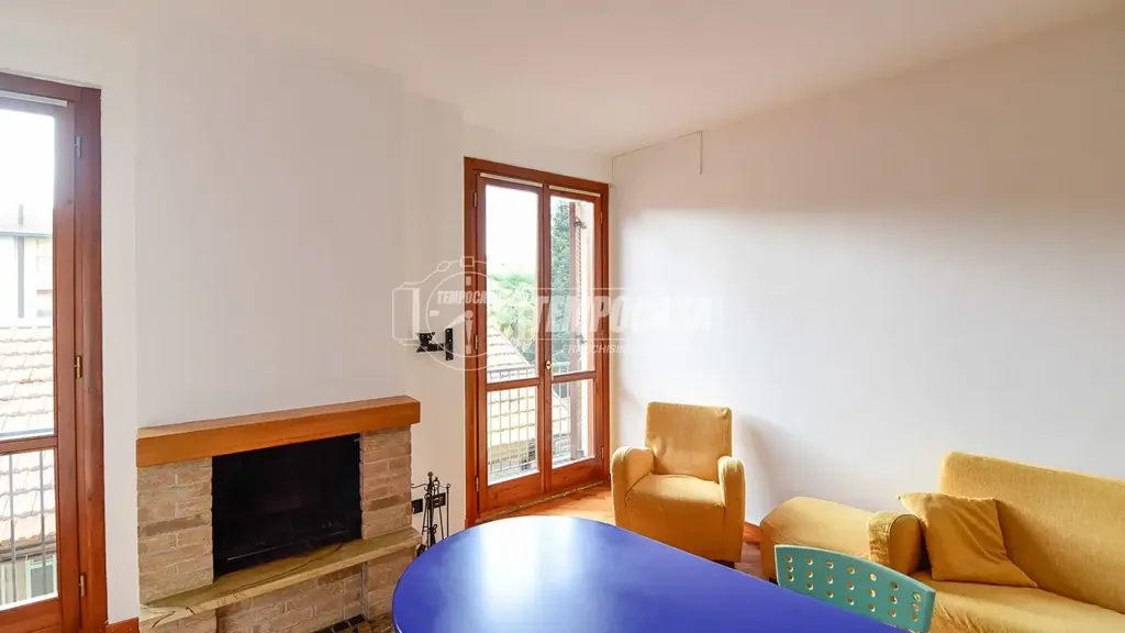 Elutuba - Two-Level Apartment with Balcony in Cantù