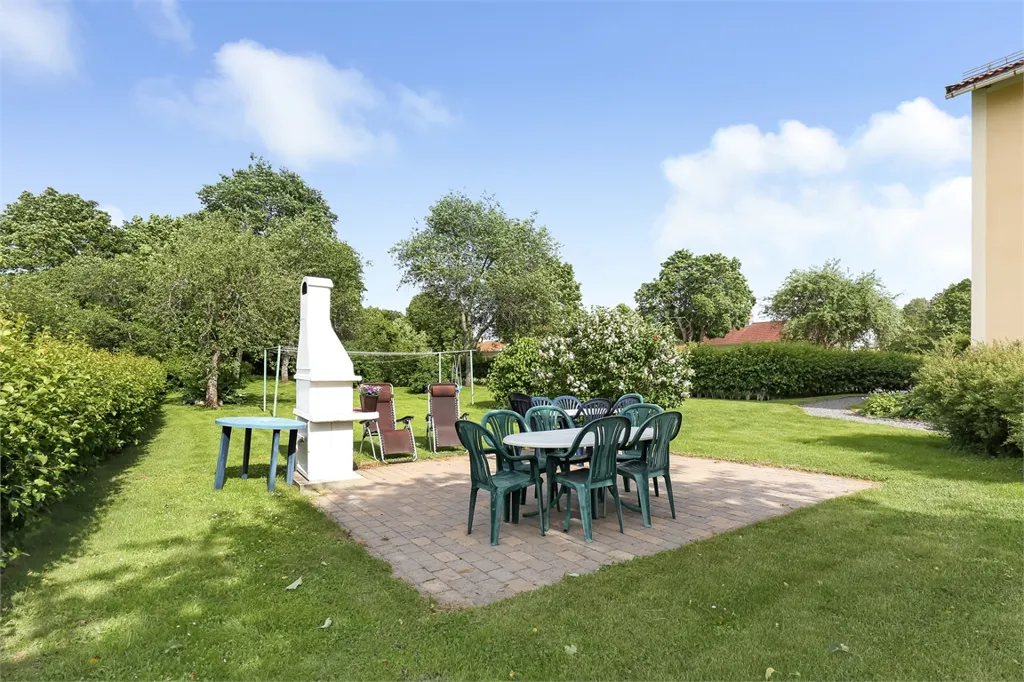 Garden - Spacious Three-Bedroom Flat with Balcony in Österbybruk