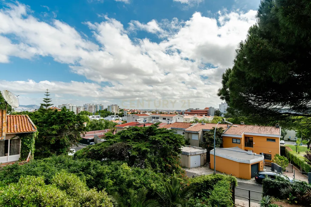 Aed - T6+1 House with Garden in Alfragide Norte