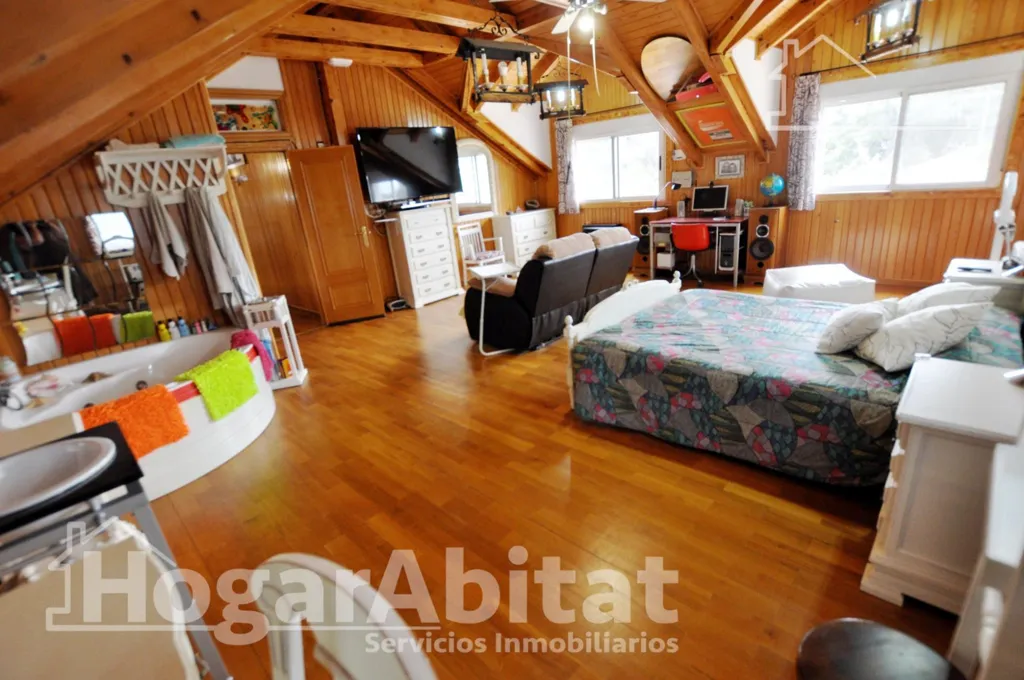 Pièces - Semi-New Chalet with Terrace in Monserrat