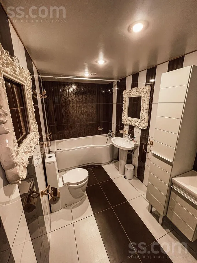 Salles de bain - Duplex Apartment with Historic Views in Riga Centre