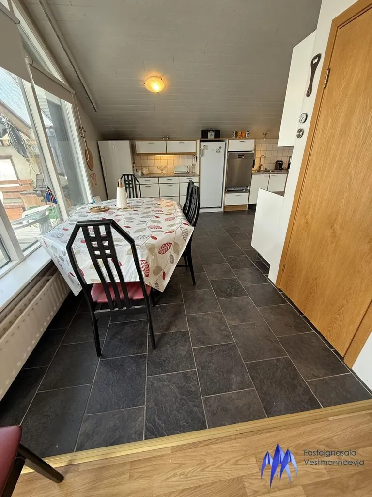 Salle à manger - Industrial/Residential Property with Workshop in Vestmannaeyjar