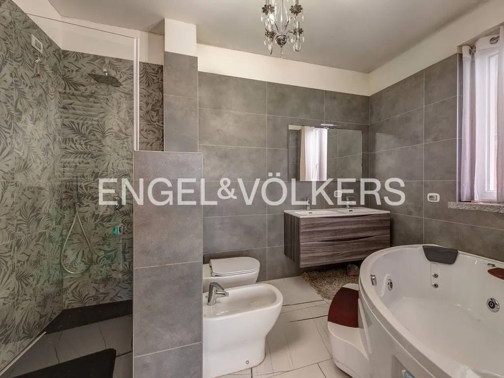 Vannitoad - Luxury Villa with Infinity Pool in Erba, Lombardy