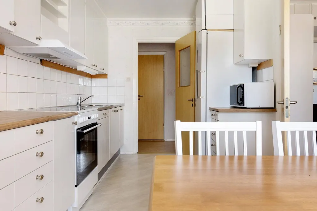 Köök - Apartment with Balcony in Stavre, Trollhättan