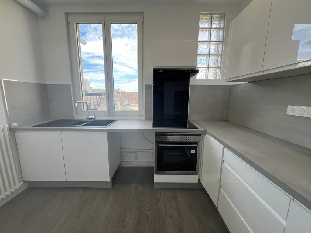 Kitchen - 3-Bedroom Apartment with Balcony in Reims