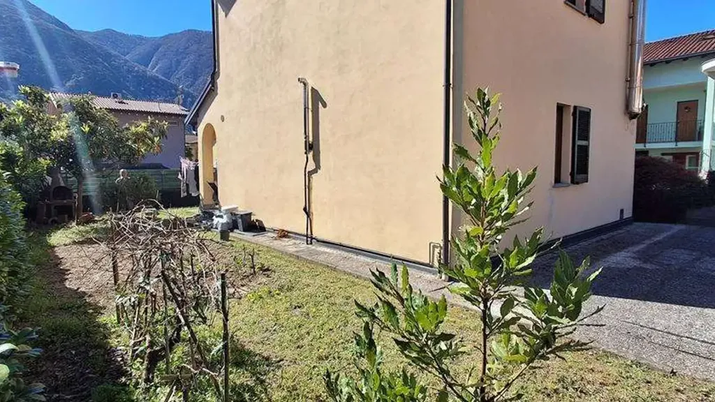 Jardin - Villa with Private Garden in Porlezza