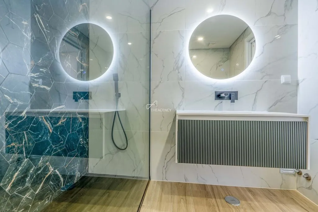 Salles de bain - Contemporary Flat with Balcony in Almancil