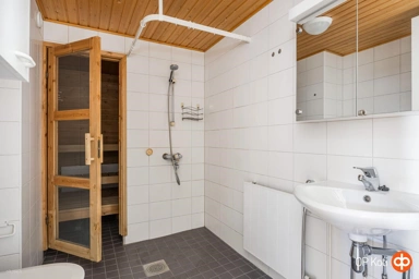 Salles de bain - Efficient One-Bedroom Flat with Sauna in Vallikallio, Espoo