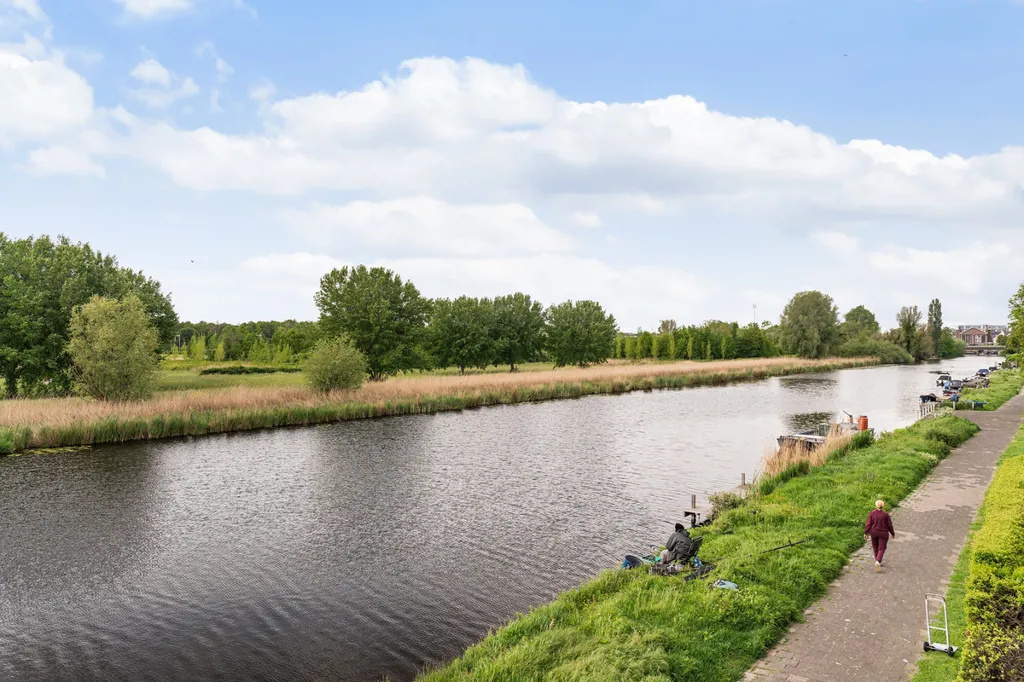 3-Bedroom Apartment with Water View in Maassluis