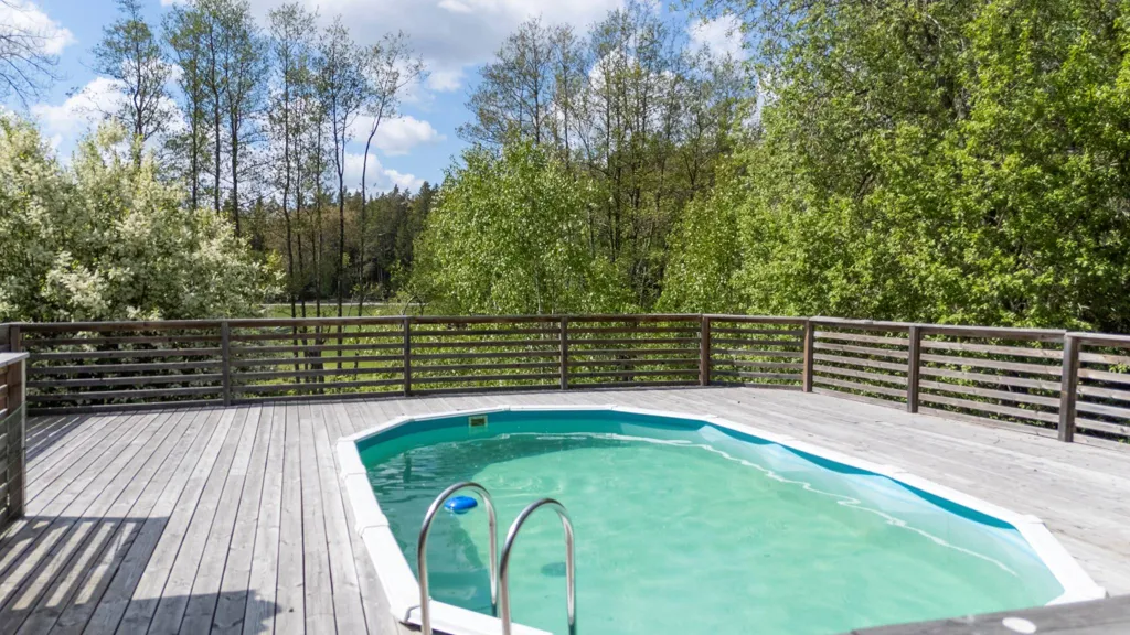 Piscine - Villa with Pool Deck in Countryside